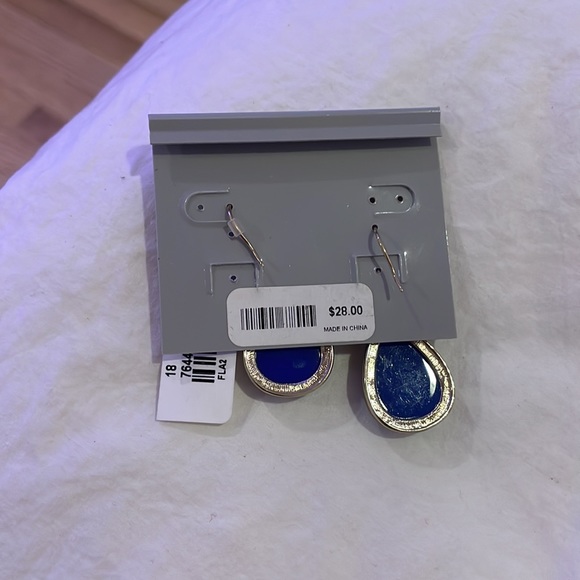 Earing - Picture 2 of 2